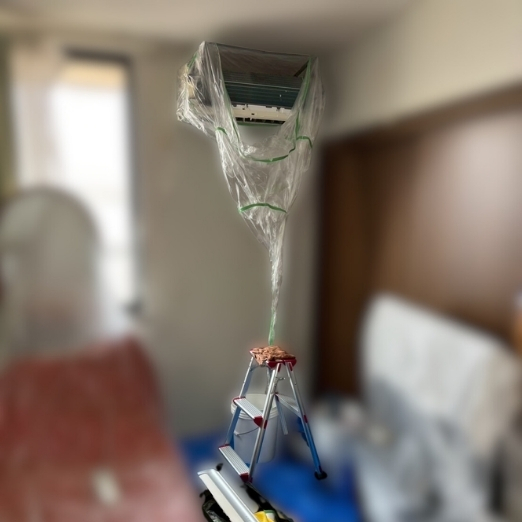 エアコンクリーニングの養生作業風景｜新品養生材で壁・床・家具を保護する安全な分解洗浄施工｜兵庫県姫路市