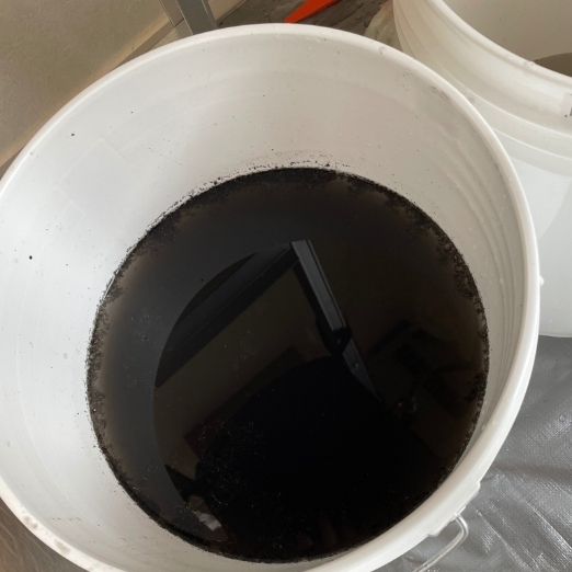 エアコンクリーニング洗浄後の汚水｜内部のカビ・ホコリ・汚れを分解洗浄で除去した排水の一例