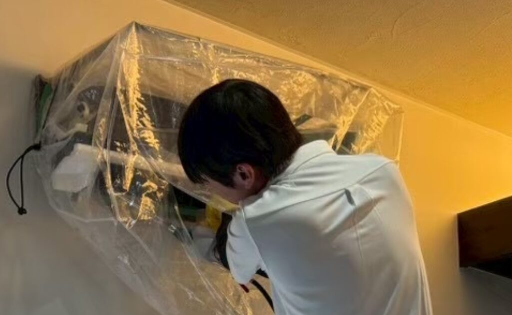 姫路市のエアコンクリーニング作業風景｜分解洗浄を行う専門スタッフ（リアベールクリーンサービス）