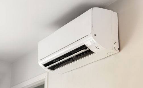 エアコン分解洗浄の作業風景（内部のカビ・ホコリ除去）