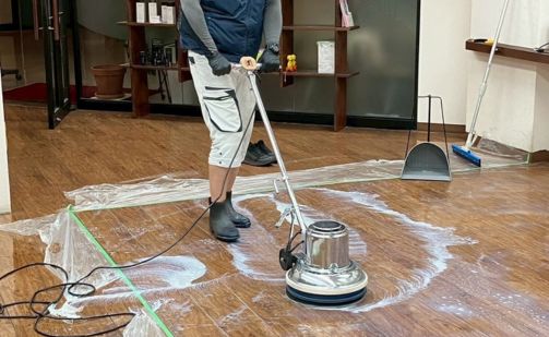 フローリング床の洗浄とワックス施工の作業風景