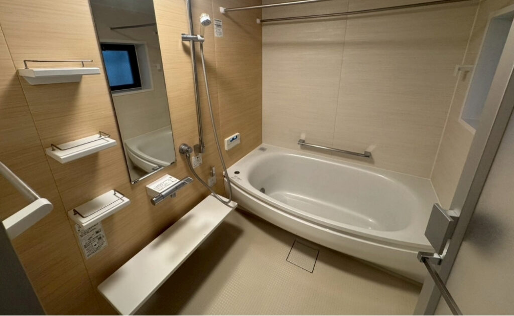 浴室のカビ・水アカを除去する浴室クリーニング作業風景