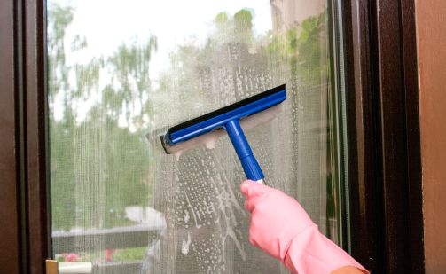 窓ガラス・サッシ・網戸のクリーニング作業